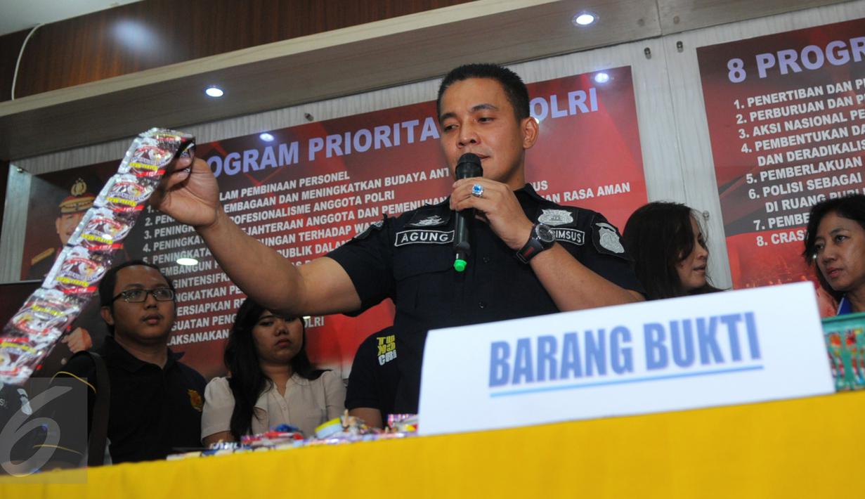 Direktorat Krimsus menggelar konferensi pers terkait kasus jajanan anak yang berkemasan mirip alat kontrasepsi (kondom) di Polda Metro Jaya, Jakarta, Kamis, (4/1/2016). (Liputan6.com/Faisal R Syam)