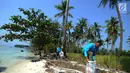 Penjaga pulau membersihkan pantai usai melakukan upacara bendera menghadap laut dalam rangka HUT ke-74 RI di Pulau Sangiang, Banten, Minggu (18/8/2019). Dalam kegiatan ini juga dilakukan akbir bersih pantai dengan memungut sampah-sampah di seputaran pantai. (merdeka.com/Arie Basuki)