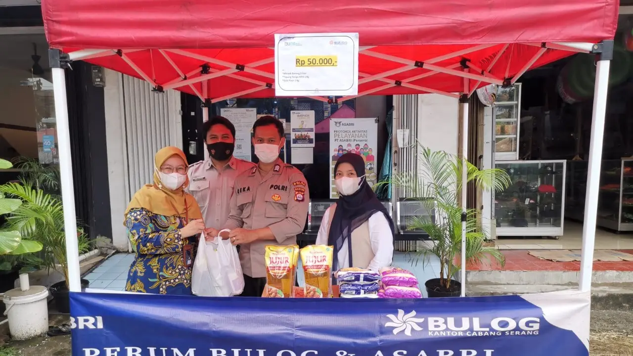 Perum Bulog bekerja sama dengan Kantor Cabang ASABRI Serang menyelenggarakan bazar sembako murah