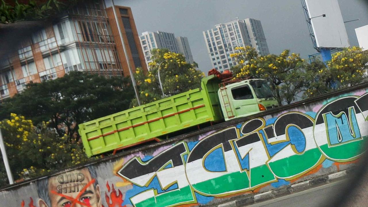 Wajah Netanyahu dalam mural tersebut ditampilkan dengan ekspresi tak biasa. Tampak ada coretan silang yang terbubuh di wajah Netanyahu.&nbsp;Foto: Liputan6.com/Herman Zakharia