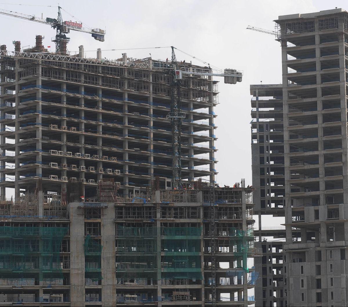 Suasana proyek pembangunan apartemen dan perkantoran di kawasan Bekasi, Jawa Barat, Jumat (23/2/2024). Guyuran insentif Pajak Pertambahan Nilai Ditanggung Pemerintah (PPN DTP) 11% diproyeksi akan membangkitkan pasar apartemen 2024.