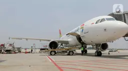 Mengacu data September 2024, PT Pertamina Patra Niaga-Soekarno Hatta Into Plane Service (SHIPS) menyalurkan Avtur ke penerbangan domestik hariannya sebesar 3.000 kilo liter dengan frekuensi 383 flight per hari. (Liputan6.com/Herman Zakharia)