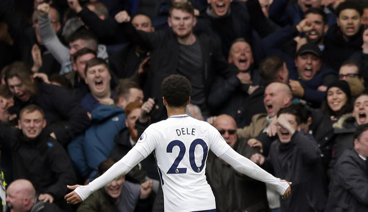 Dele Alli membuat suporter Chelsea terdiam dengan dua golnya pada lanjutan Premier League di di Stamford Bridge, London, (1/4/2018). Tottenham menang 3-1.  (AP/Alastair Grant)