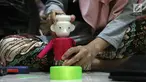 Perajin, membuat miniatur ondel-ondel dari botol plastik di rumah produksi Kramat Jati, Jakarta, Rabu (28/11). Miniatur yang terbuat dari plastik diproduksi 50-80 buah dengan omset 5-8 Juta perbulan. (Liputan6.com/Herman Zakharia)