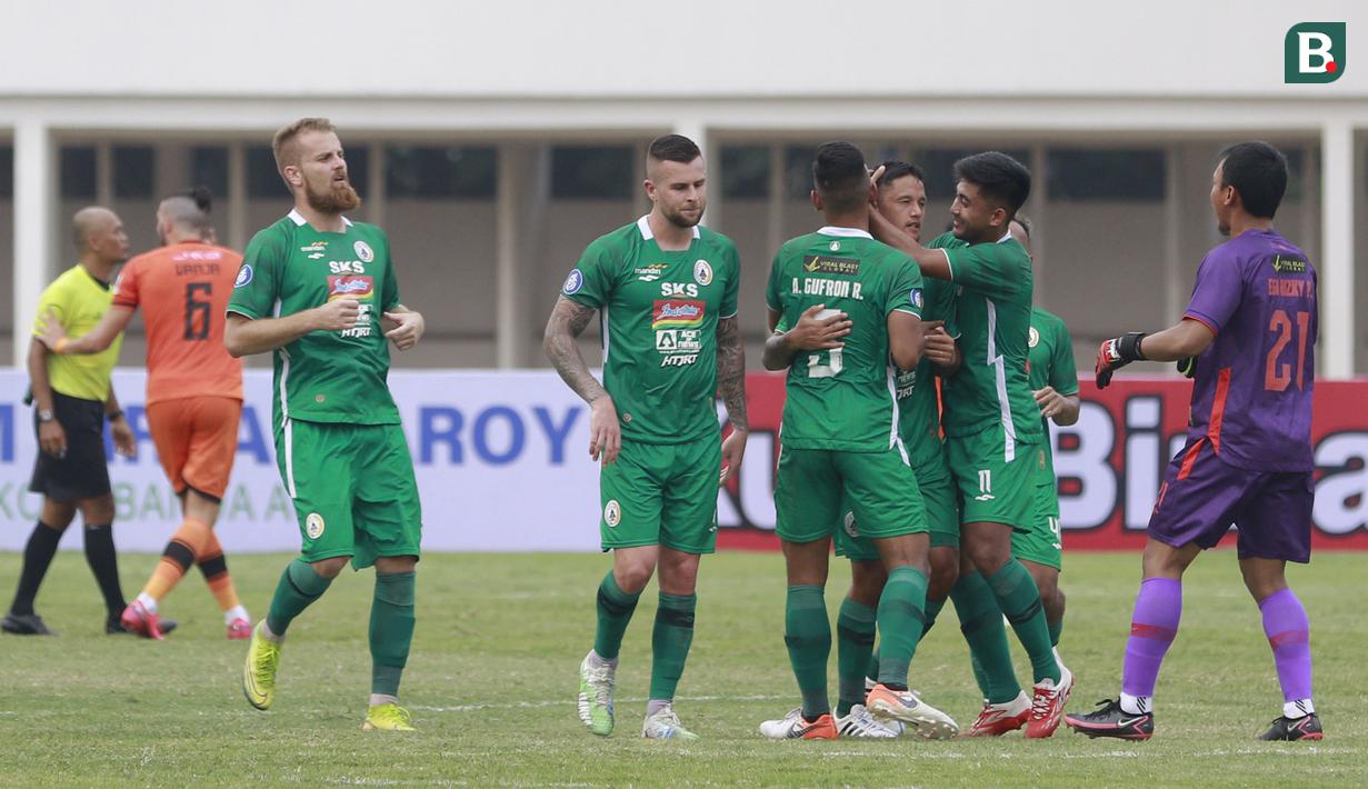 Para pemain PSS Sleman merayakan gol penyeimbang 1-1 yang dicetak oleh Irfan Bachdim ke gawang Persiraja Banda Aceh dalam laga pekan kedua BRI Liga 1 2021/2022 di Stadion Madya, Jakarta, Sabtu (11/9/2021). (Foto: Bola.Com/M. Iqbal Ichsan)