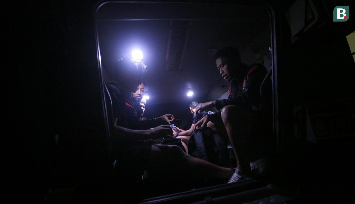 <p>Sejumlah pemain Persija Jakarta di dalam kendaraan taktis setelah laga lanjutan BRI Liga 1 2022/2023 antara Persita Tangerang melawan Persija Jakarta di Stadion Indomilk Arena, Tangerang, Selasa (28/03/2023). (Bola.com/Bagaskara Lazuardi)</p>