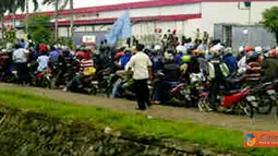 Citizen6, Bekasi: Aksi unjuk rasa ini merupakan imbas dari putusan Pengadilan Tata Usaha Negara (PTUN) Bandung yang memenangkan gugatan Asosiasi Pengusaha Indonesia (Apindo) Kabupaten Bekasi. (Pengirim: Raymond Kaya)