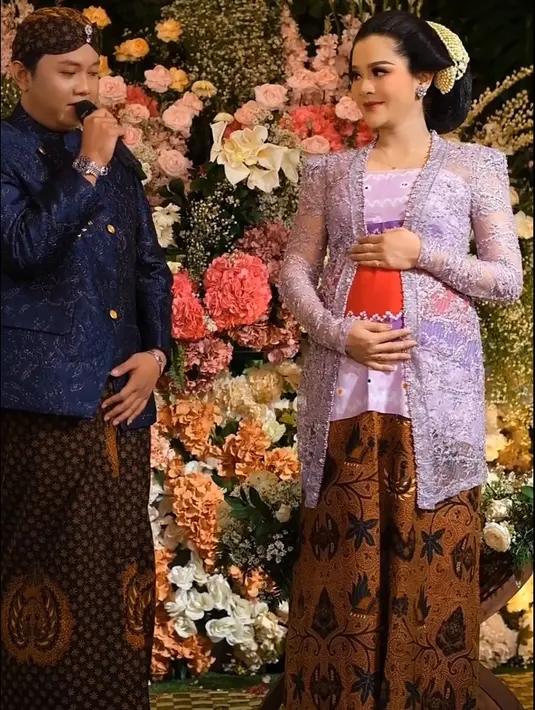 Menurut pegiat batik Indra Tjahjani seperti dilansir dari Antaranews.com, mengungkapkan jenis dan arti di balik motif batik yang dikenakan oleh calon ibu.  [Instagram/asrileksono_parasasriofficial]