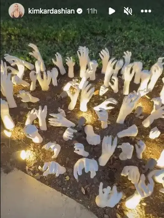 Patung-patung tersebut adalah cetakan tangan anak-anak dan kerabatnya. "Kami sangat senang melakukan ini, seluruh tangan kami diplester," jelasnya. [Foto: Instagram/kimkardashian]