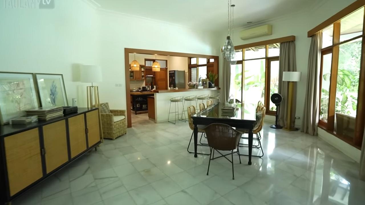 Kini di Jerman, 5 Potret Dapur di Rumah Kontrakan Lama Sophia Latjuba - Nuansa Kayu Bergaya Klasik ala Old Money