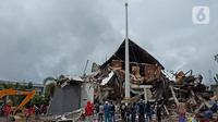 Warga melihat Kantor Gubernur Sulawesi Barat pasca Gempa Bumi dengan Magnitudo 6,2 mengguncang Majene pada Jumat 15 Januari 2021. Banyak warga yang memilih bertahan di luar rumah. Karena masih takut gempa susulan. (Liputan6.com/Abdul Rajab Umar)