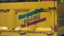 Karena hidup itu simple jika tak bercampur dengan gaya hidup. (Source: Instagram/@stikertruk)