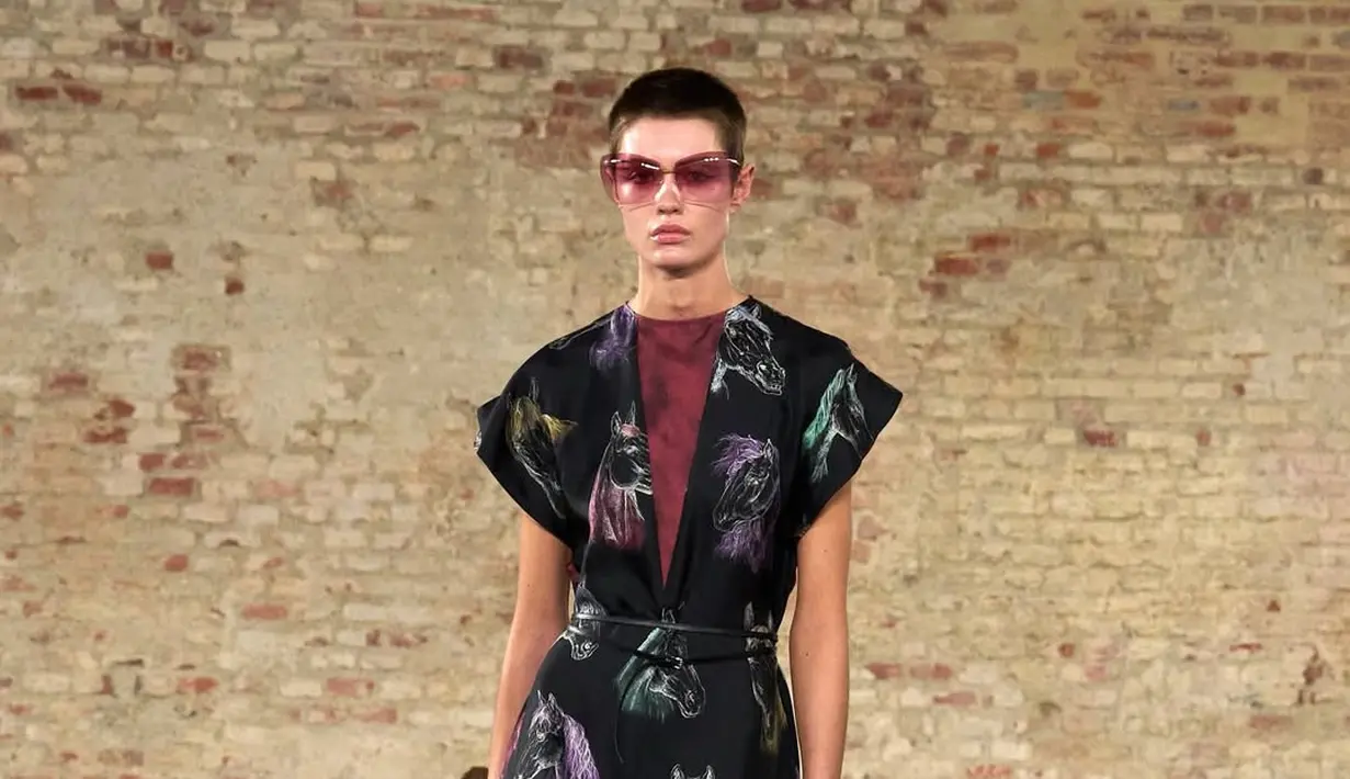 Square bangle yang jadi statement piece pada tampilan dress bermotif kuda [@moschino]