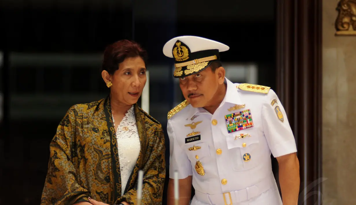 Menteri Kelautan dan Perikanan, Susi Pudjiastuti (kiri) berbincang dengan Kasal, Laksamana TNI Marsetio usai menandatangani MOU di Mabes TNI, Cilangkap, Jakarta (1/12/2014). (Liputan6.com/Helmi Fithriansyah)