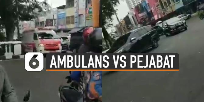 VIDEO: Viral Mobil Ambulans Ditahan Iring-Iringan Mobil Pejabat di Jalan