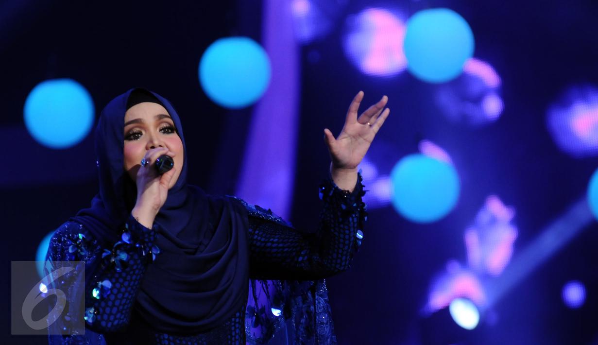 Penyanyi asal Malaysia, Siti Nurhaliza saat tampil di Konser Kemenangan D'Academy Asia 2 di Studio 5 Indosiar, Jakarta, Kamis (29/12). Siti juga menjadi komentator penampilan para finalis D2 Academy Asia. (Liputan6.com/Helmi Fithriansyah)
