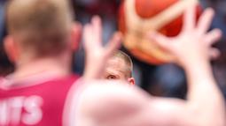 Pebasket Latvia Aigars Skele saat mengumpan bola ke rekannya, Rolands Smits pada laga lanjutan Grup H Piala Dunia FIBA 2023 melawan Kanada di Indonesia Senayan, Jakarta, Selasa (29/08/2023). (Bola.com/Bagaskara Lazuardi)