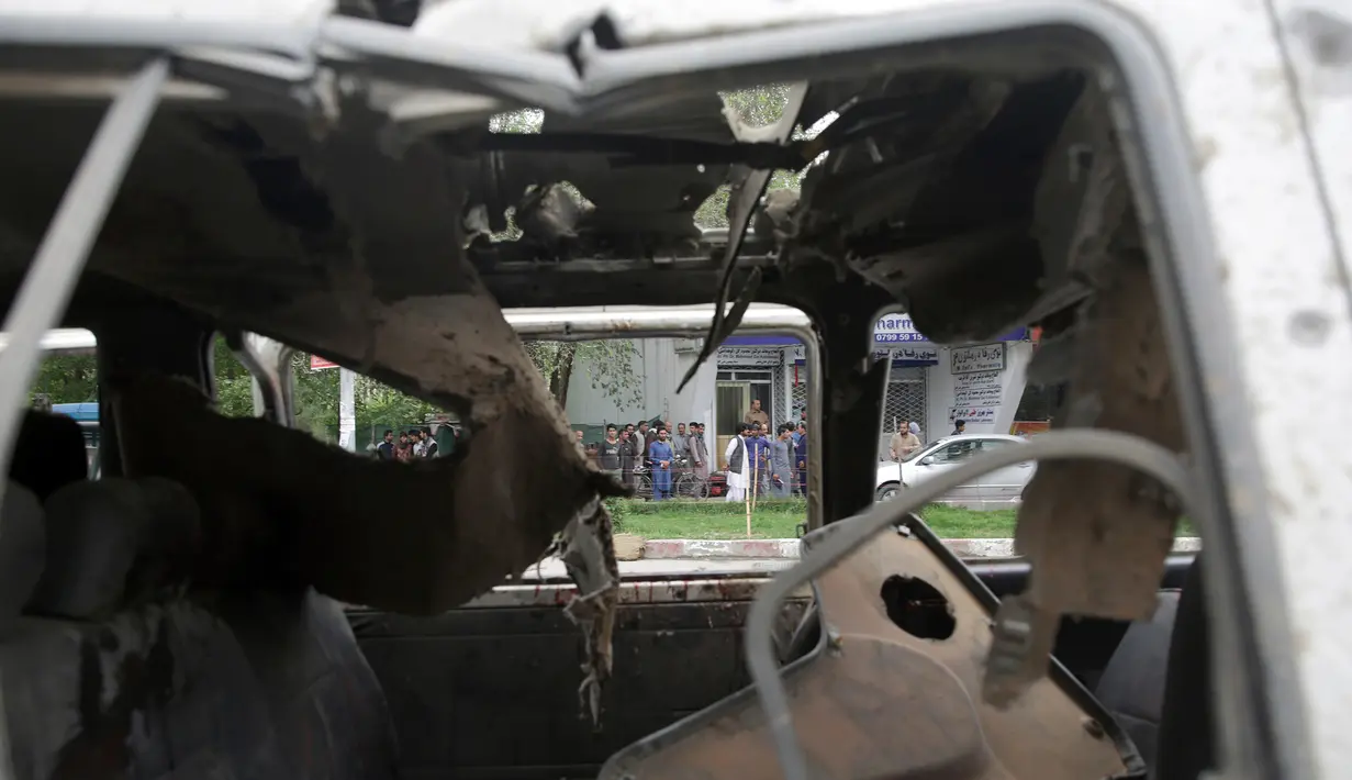 Kondisi kendaraan yang terkena serangan bom di dekat gedung Kedubes AS di Kabul, Afghanistan, Rabu (3/5). Belum ada pihak yang mengaku bertanggung jawab atas serangan bom bunuh diri tersebut. (AP Photos / Massoud Hossaini)