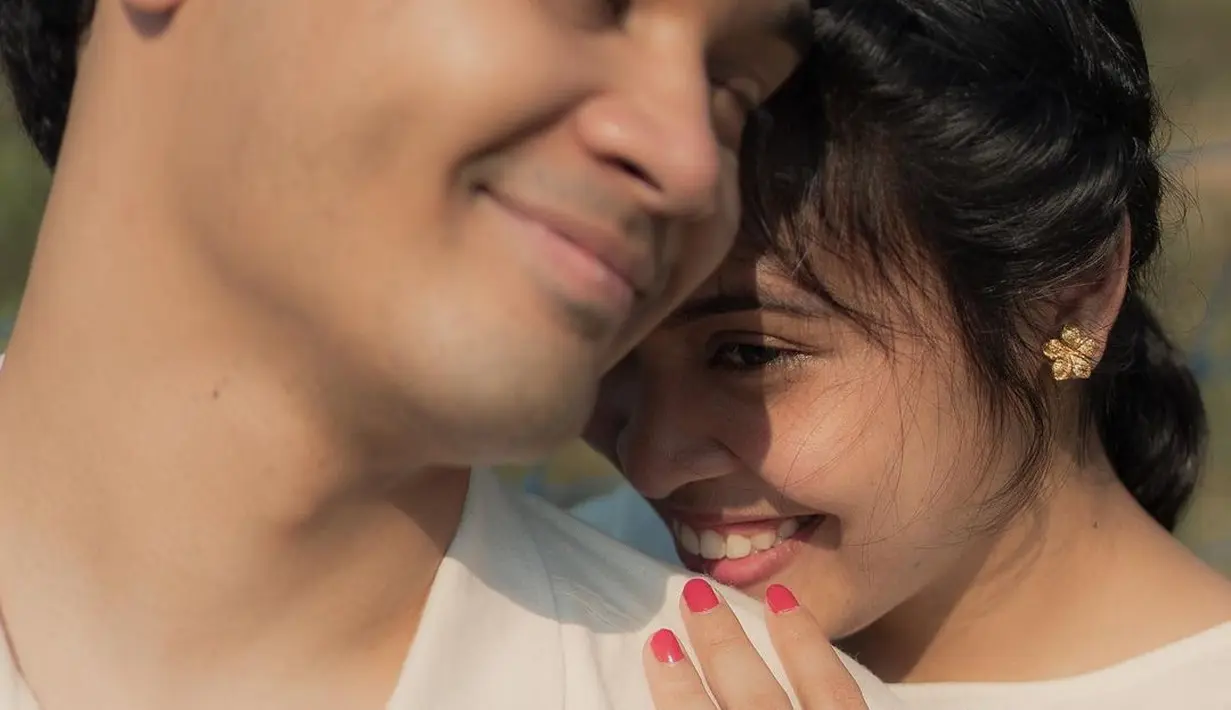 <p>Momen Lamaran Mikha Angelo dan Pebulutangkis Gregoria Mariska. (Sumber: Instagram/gregoriamrska)</p>