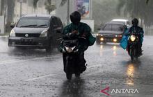 Waspada! Prakiraan Cuaca BMKG Hari Ini: Hujan Lebat hingga Suhu Panas Ekstrem di Berbagai Kota