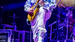 John Mayer memang kerap menampilkan gaya santai baik saat perform maupun saat sedang di luar jadwal manggung. Ia sempat mengatakan bahwa sangat menyukai brand-brand asal Jepang, sneakers, dan robe (sumber: Kapanlagi/Rita)