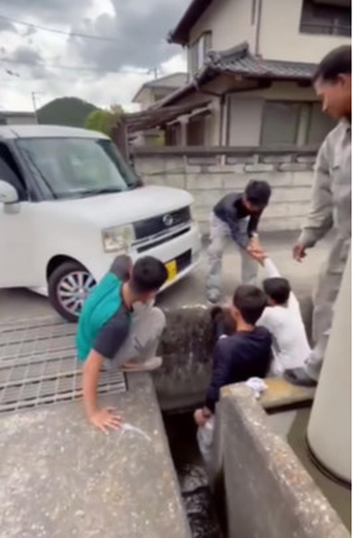 Gerombolan Pria WNI Bantu Angkat Mobil hingga Turun Langsung ke Selokan di Jepang