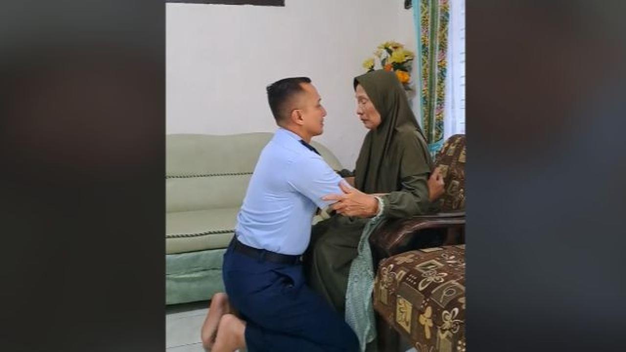Sujud di kaki sang Ibu, Perwira TNI AU Ini Jadi Sorotan Naik Pangkat Menjadi Kolonel 'Untuk Almarhum Bapak Semoga Engkau Bangga