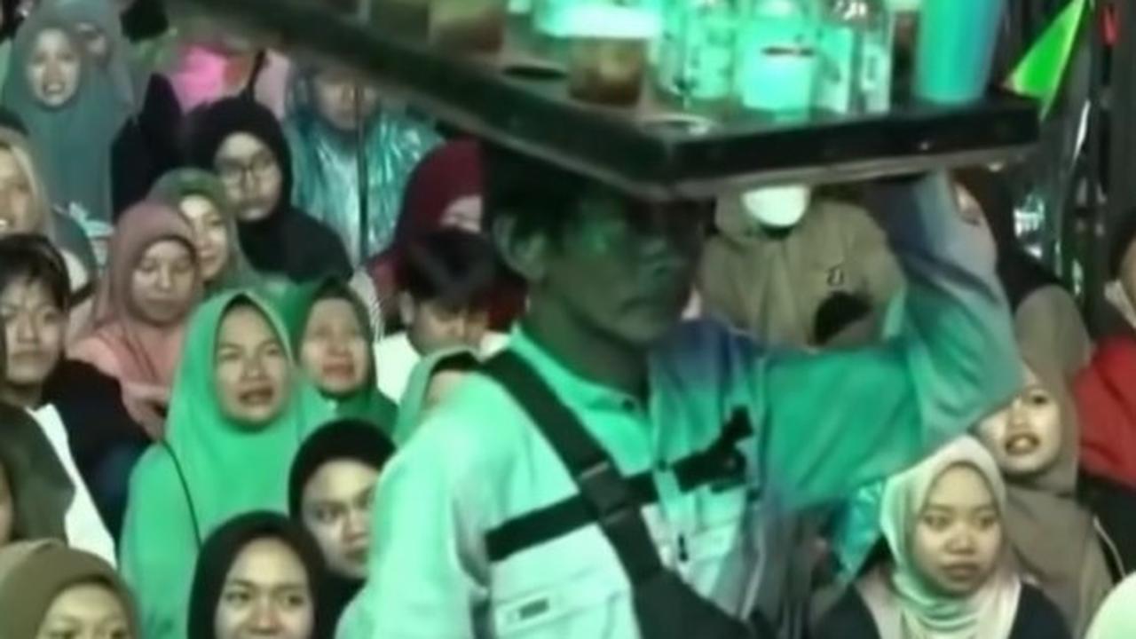 Dennis Lim Sikapi Gus Miftah yang Hina Penjual Es Teh, Sebut Mulut Bagai Teko - Jika Diisi Comberan Keluarnya Comberan