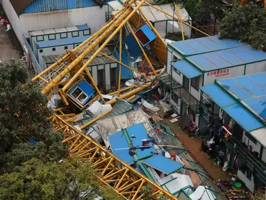 Sebuah crane besar runtuh menimpa bangunan sementara dua lantai di Kota Dongguang, Guangdong, Tiongkok, Rabu (13/4). 18 orang tewas sementara belasan lainnya dilarikan ke rumah sakit akibat kejadian tersebut. (AFP/CHINA OUT)