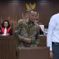 Mantan Sekretaris Mahkamah Agung (MA) Nurhadi Abdurachman (tengah) saat menjadi saksi pada sidang dugaan suap terkait pengurusan sejumlah perkara dengan terdakwa Eddy Sindoro di Pengadilan Tipikor, Jakarta, Senin (21/1). (Liputan6.com/Helmi Fithriansyah)