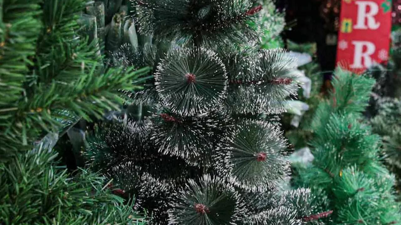 Sejumlah pohon Natal di pajang di depan sebuah toko di pasar tersebut.