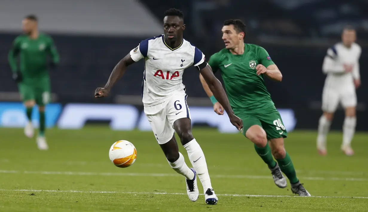 Pemain Tottenham Hotspur, Davinson Sanchez membawa bola dari kejaran pemain Ludogorets Razgrad, Claudiu Keseru pada pertandingan Grup J Liga Europa di stadion Tottenham Hotspur di London, Inggris, Kamis (26/11/2020). Tottenham menang telak atas Ludogorets 4-0. (AP Photo/Ian Kington)