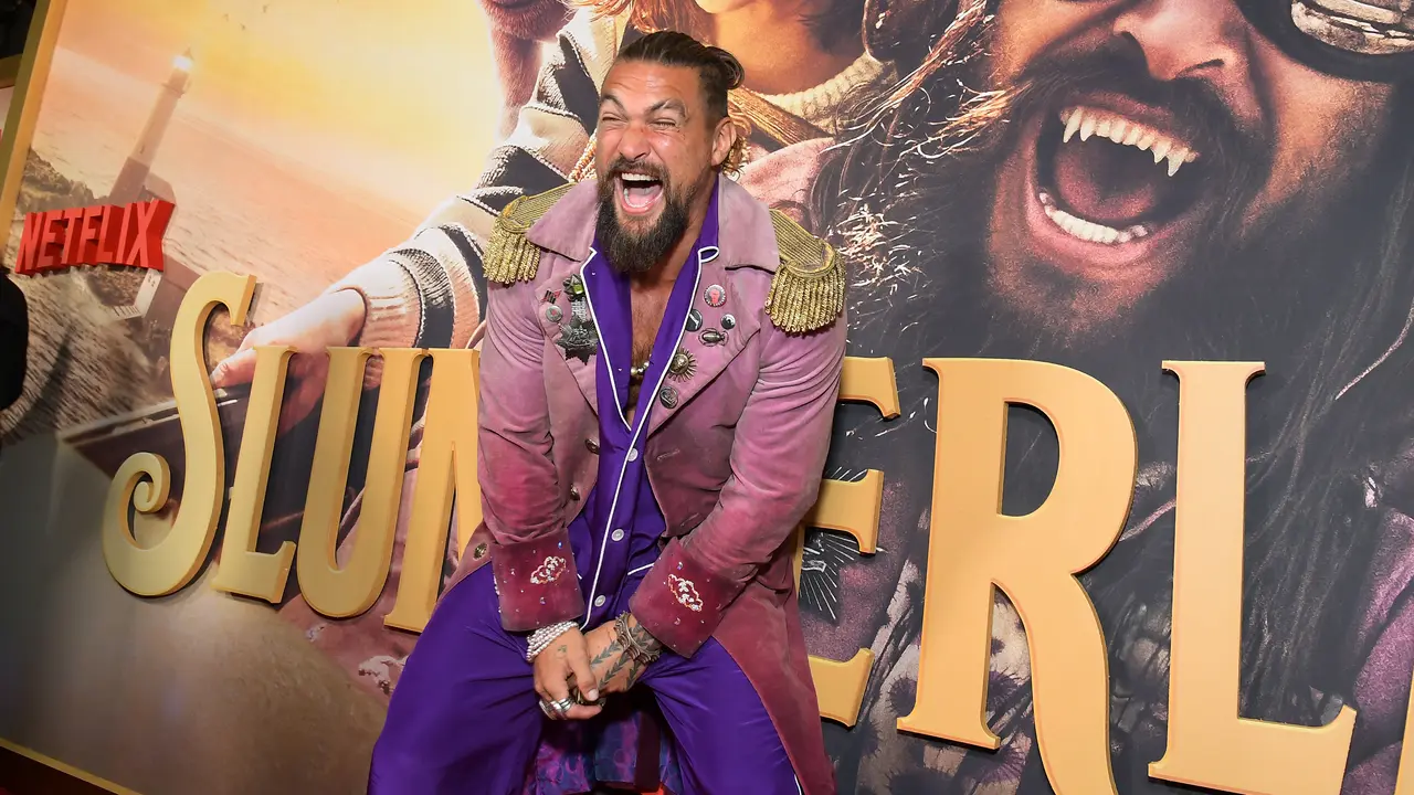 Gaya Lucu Jason Momoa di Pemutaran Film LA Slumberland, Bawa Boneka Babi
