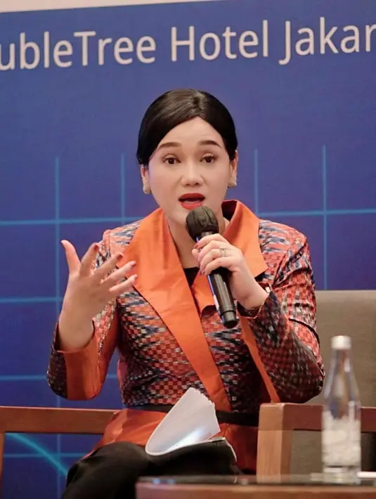 Dr. Friderica Widyasari Dewi, SE, M.B.A  atau lebih akrab disapa Kiki Widyasari memiliki jabatan Chief Executive Officer (CEO) BRI Danareksa Sekuritas. Tak mau bergantung dengan dunia artis, ia menyelesaikan pendidikan hingga S3. Meraih gelar doktor di Universitas Gajah Mada (UGM) dengan peringkat cumlaude pada 2019. Sebelumya, S2 bidang keuangan (Master of Bussiness Administration ) di California State University, Fresno, Amerika Serikat pada 2004.Dan sarjana ekonomi (S1) dari Universitas Gajah Mada tahun 2001. [Instagram/fridericawidyasari]