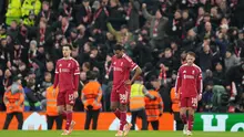 Para gelandang Liverpool, Curtis Jones, Ryan Gravenberch, dan Alexis Mac Allister, hanya bisa terpaku setelah PSV menambah keunggulan lewat gol keempat, memperberat langkah The Reds di fase awal Liga Champions. (AP Photo/Jon Super)