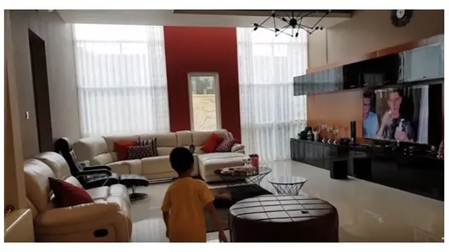 Begini potret lebih jelasnya ruang santai Bu Dendy. Ia dan keluarga bisa menonton film dan menonton TV di sini.