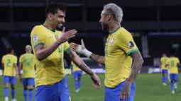 Dominasi Brasil akhirnya berbuah hasil pada menit ke-35. Aksi individu Neymar yang menyerang dari sisi kiri pertahanan lawan akhirnya dapat dikonversi oleh Lucas Paqueta yang berdiri bebas tanpa bayang-bayang. Papan skor berubah menjadi 1-0 dengan keunggulan Brasil. (Foto: AP/Silvia Izquie)