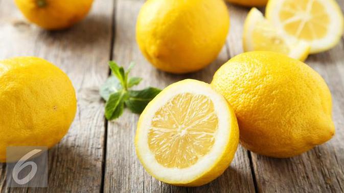 Lakukan menghilangkan komedo yang membandel dengan menggunakan lemon. (Foto: iStockphoto)