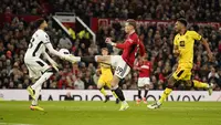 Penjaga gawang Sheffield United Wes Foderingham, kiri, menyelamatkan tendangan Scott McTominay dari Manchester United saat pertandingan sepak bola Liga Premier Inggris antara Manchester United dan Sheffield di Stadion Old Trafford di Manchester, Inggris, Rabu, 24 April 2024. (AP Photo/Dave Thompson)