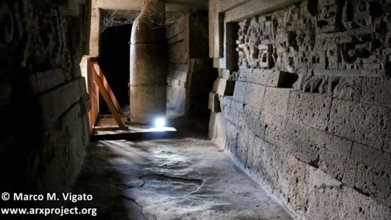 Orang-orang Zapotec meyakini Mitla berfungsi sebagai portal antara dunia orang hidup dan dunia arwah untuk mengubur para elit Zapotec, karena itulah dinamakan Mitla yang berasal dari bahasa Nahuatl "Mictlan" yang berarti "tempat orang mati" atau "dunia ba
