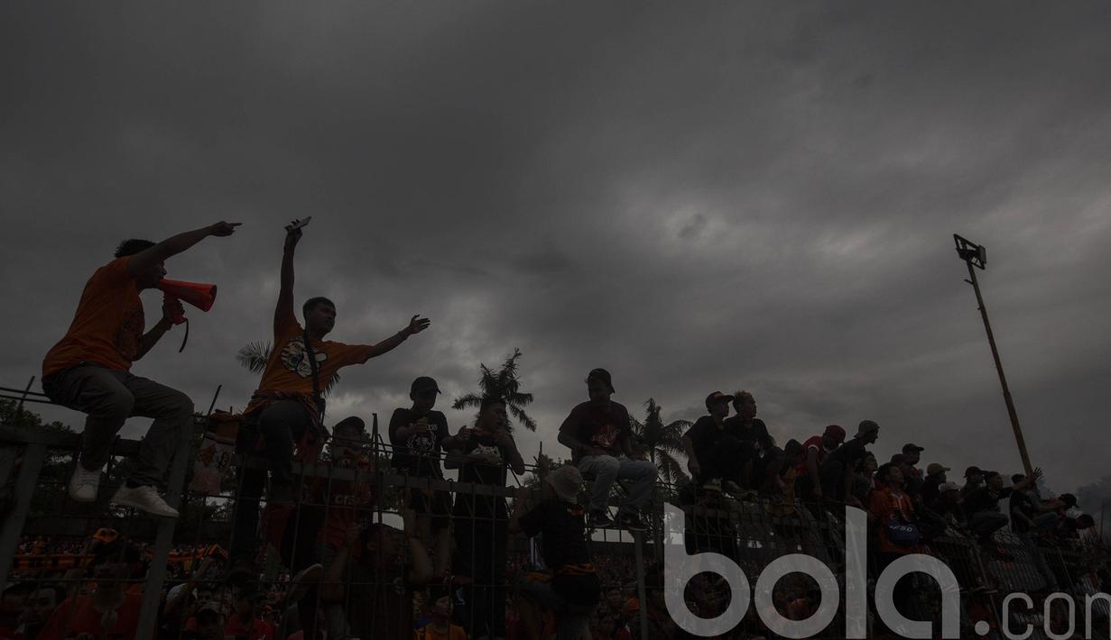 Para Vulcano Mania bergabung dengan The Jakmania menyaksikan laga uji coba antara Cilegon United melawan Persija Jakarta. Kedua kelompok suporter ini tampak akrab saling mendukung klub kesayangannya masing-masing. (Bola.com.Vitalis Yogi Trisna)
