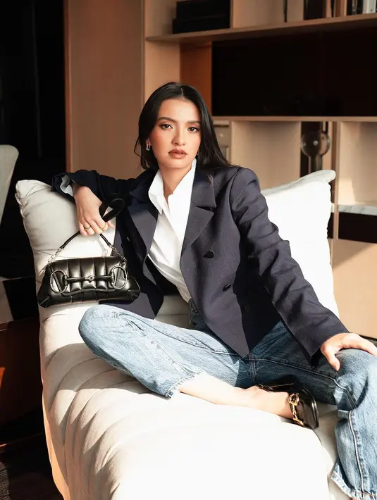 Terlihat fierce dengan gaya semi formal, Raline Shah padukan kemeja putih, blazer, dan jeans. Ia lengkapi outfit dengan Gucci Horsebit Chain Shoulder Bag [@ralineshah]