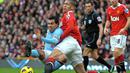 Keputusan kontroversial dilakukan Carlos Tevez saat pindah dari MU ke Manchester City di akhir musim 2008/2009. Bersama City, Tevez meraih gelar juara Premier League musim 2011/2012. (AFP/Andrew Yates)