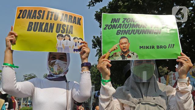 Ratusan Orang Tua Demo PPDB di Kantor Nadiem