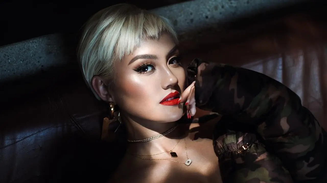 [Bintang] Selalu Eksis! Agnez Mo dan 4 Gaya Seleb yang Terus Hits di 2018
