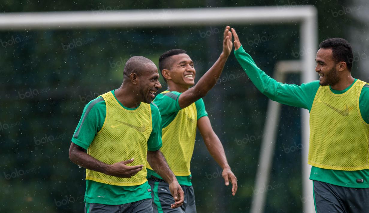 Bek PS TNI, Abduh Lestaluhu, berlatih ceria dengan Rizky Pora dan Boaz Solossa saat bersama Timnas Indonesia di Lapangan SPH Sentul, Jawa Barat, Kamis (1/12/2016). (Bola.com/Vitalis Yogi Trisna)