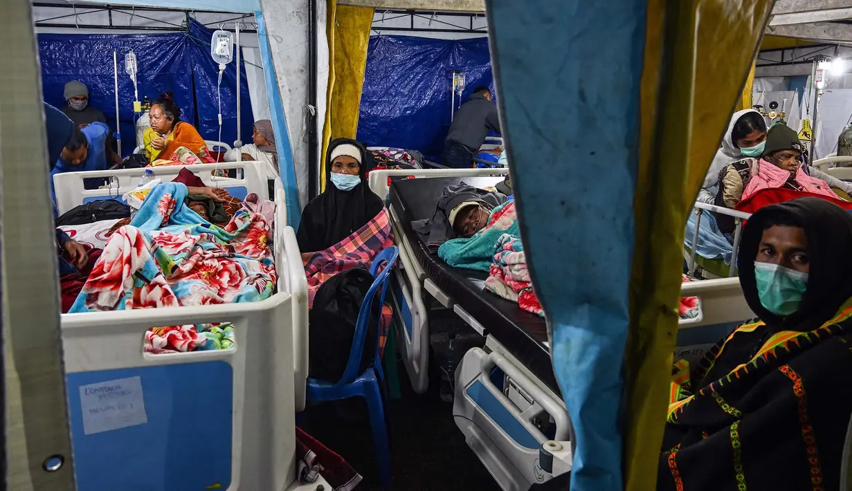 Para korban gempa bumi mendapatkan perawatan di tenda medis darurat di depan Rumah Sakit Ruteng di Ruteng, Manggarai, Nusa Tenggara Timur, Sabtu malam, 15 Agustus 2025. (AFP/ Juni Kriswanto)