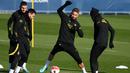 Bek Paris Saint-Germain (PSG) Sergio Ramos (Tengah) memainkan bola di samping rekan setimnya Lionel Messi dan Neymar jelang laga tandang ke kandang Marseille pada babak 16 besar Coupe de France 2022/2023, di Saint-Germain-en-Laye, sebelah barat Paris, Selasa (7/2/2023). PSG sudah sekali menghadapi Marseille musim ini, yakni pada pekan ke-11 Ligue 1 di Parc des Princes. (FRANCK FIFE / AFP)
