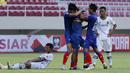 Para pemain Arema FC merayakan gol penyeimbang 1-1 ke gawang Persikabo 1973 yang dicetak striker Dendi Santoso (tengah) dalam laga pembuka Piala Menpora 2021 di Stadion Manahan, Solo, Minggu (21/3/2021). Arema FC bermain Imbang 1-1 dengan Persikabo 1973. (Bola.com/M Iqbal Ichsan)