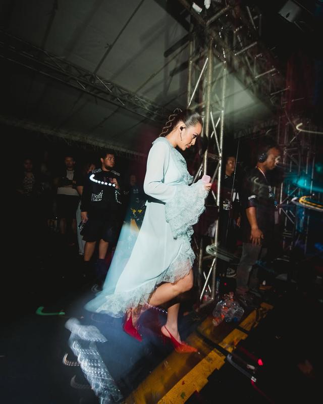 Dari casual sampai gaun mewah, intip 6 gaya Raisa di balik panggung ini glamor dan slay